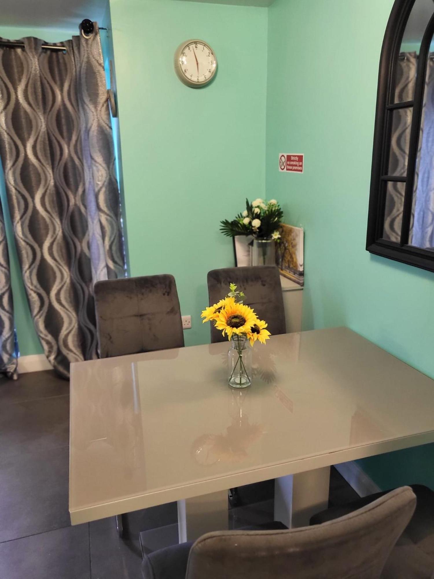 Lovely 2- Bedroom Apartment In ベルファスト エクステリア 写真